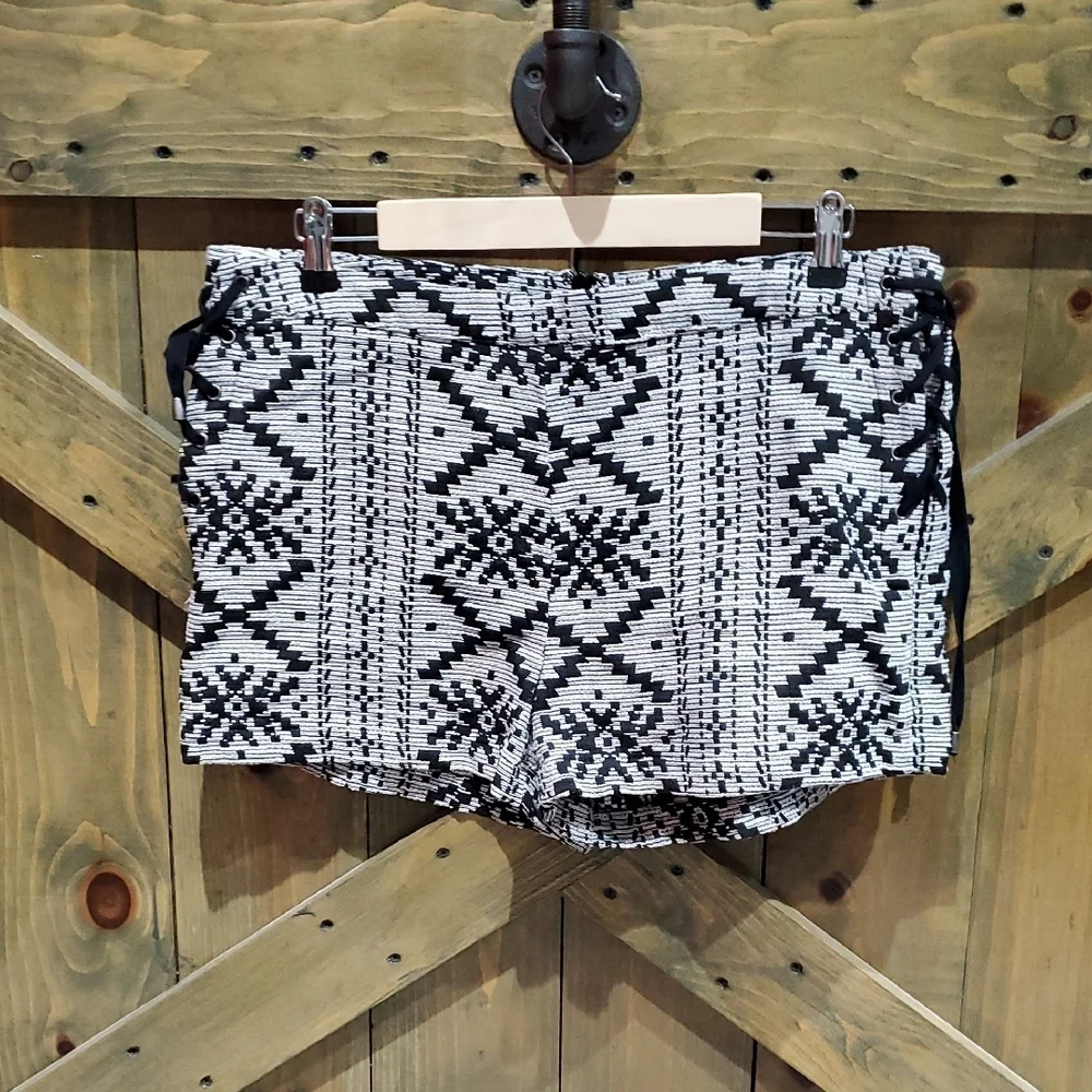 Who What Wear High Waist Black and White Geometric Shorts Tribal Aztec Lace Up - Picture 2 of 10